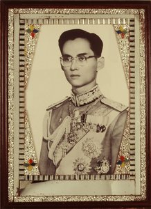 Ingelijste portret van Koning Bhumibol Adulyadej (zwart-wit foto) door Unbekannt