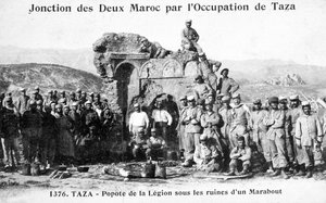 Franse Vreemdelingenlegioen bij enkele Marabout-ruïnes, Taza, Marokko, 1904 door Unbekannt