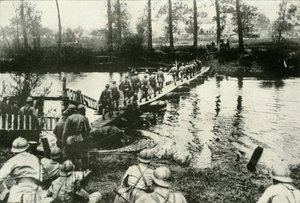 Franse troepen steken een rivier over, 1919
