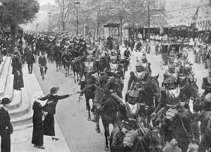 Franse kurassiers rijden door de straten van Parijs op weg naar het front, 1914 door Unbekannt