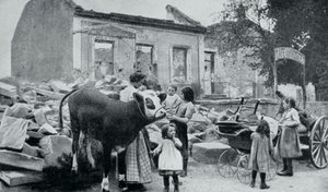 Franse vluchtelingen keren terug naar hun verlaten dorp, Artois, Eerste Wereldoorlog, 1915 door Unbekannt