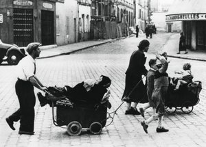 Franse vluchtelingen keren terug naar huis na de val van Frankrijk aan de Duitsers, Frankrijk, juli 1940 door Unbekannt