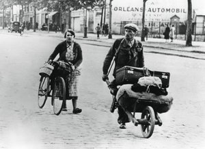 Franse vluchtelingen keren terug naar huis na de val van Frankrijk aan de Duitsers, Parijs, juli 1940