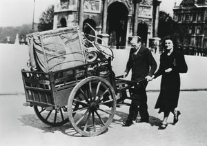 Franse vluchtelingen keren terug naar huis na de val van Frankrijk aan de Duitsers, Parijs, juli 1940