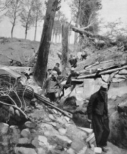 Franse soldaten door een loopgraaf na een zware Duitse bombardement, Eerste Wereldoorlog, 1915