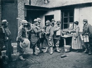 Franse soldaten die terugkeren uit de loopgraven maken een pauze voor verfrissing, ca. 1914 door Unbekannt