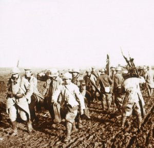 Franse soldaten met Duitse gevangenen, c1914-c1918
