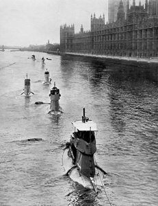 Franse onderzeeër Saphir Q44 en vijf anderen verplaatsen zich van Gravesend naar Londen, juli 1909 door Unbekannt