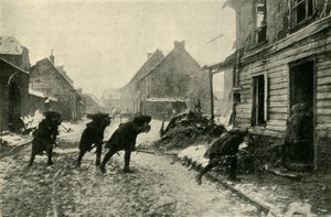 Franse troepen steken een dorpsstraat over onder Duits vuur, Eerste Wereldoorlog door Unbekannt