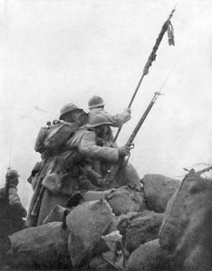 Franse troepen met hun regimentsvlag, de 2e Slag bij Champagne, Frankrijk, 25 september 1915