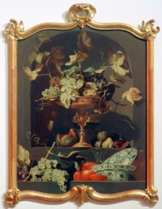 Stilleven met fruit en een schaal druiven in een wandnis