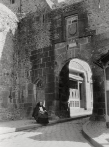Poort en ingang naar de enige straat van Mont St Michel, Normandië, Frankrijk, 20e eeuw
