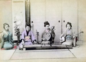 Geisha speelt traditionele muziekinstrumenten, Japan, 1880