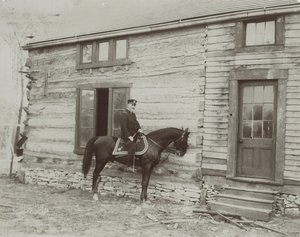 Generaal Frederick Dent Grant te paard voor de hut (Hardscrabble) gebouwd door zijn vader, Ulysses S. Grant door Unbekannt