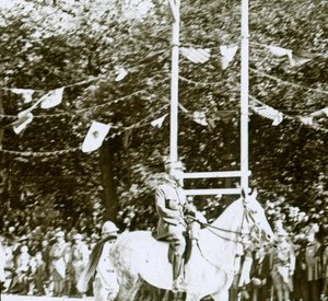 Generaal Henri Gouraud bij een overwinningsparade, c1918 door Unbekannt