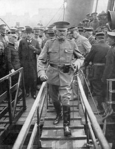 Generaal John Joseph Black Jack Pershing aankomend in Boulogne, Juni 1917, 1926 door Unbekannt