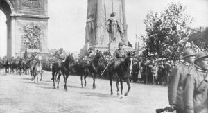Generaal Montuori en Italiaanse troepen tijdens de overwinningsparade, Parijs, Frankrijk, 14 juli 1919 door Unbekannt