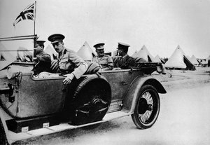 Generaal Sir John Maxwell, commandant van Egyptische troepen, rijdend door een van de kampen, 1915