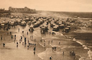 Algemeen uitzicht op het strand tijdens badtijd, ca. 1928 door Unbekannt