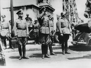 Generaal von Bock groet Duitse troepen die langs de Arc de Triomphe marcheren, Parijs, 14 juni 1940 door Unbekannt