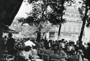 Duitse legerofficieren ontspannen buiten het Café de la Paix, Parijs, juni 1940 door Unbekannt