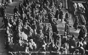 Duitse militaire gevangenen inclusief Pruisische bewakers in Southend on Sea, ca. 1914-1915 door Unbekannt