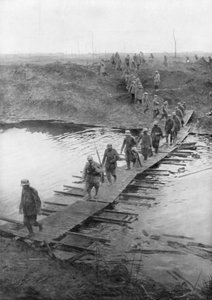 Duitse gevangenen op een eendenplankpad bij het Yserkanaal, België, 31 juli 1917