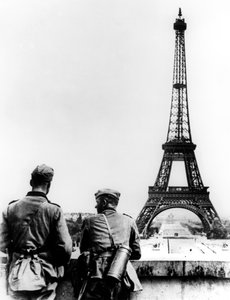Duitse soldaten bij de Eiffeltoren, Parijs, juni 1940