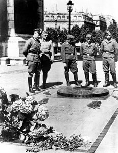 Duitse soldaten bij het Graf van de Onbekende Soldaat bij de Arc de Triomphe, Parijs, december 1940