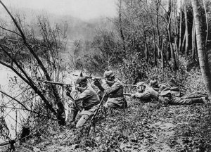 Duitse soldaten aan de rand van de rivier de Aisne, Frankrijk, 1915