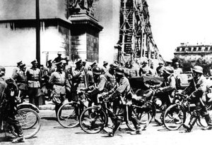 Duitse soldaten marcheren langs de Arc de Triomphe, Parijs, 14 juni 1940