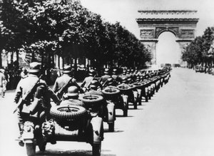 Duitse soldaten op de Champs Elysees, Parijs, 14 juni 1940 door Unbekannt
