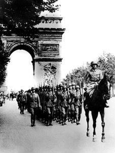 Duitse troepen marcheren op de Champs Elysees, Parijs, 14 juni 1940