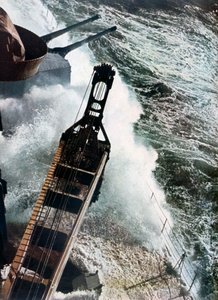 Duitse oorlogsschip vecht tegen de Atlantische zeeën, 1942