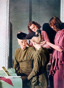 Duitse damesmode, 1942 door Unbekannt