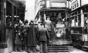 Instappen in een tram bij Blackfriars, Londen