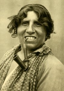 Zigeunervrouw die een pijp rookt, Burgenland, Oostenrijk, c1935 door Unbekannt