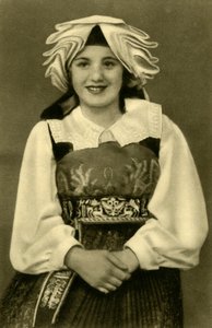 Meisje in traditionele klederdracht, Gailtal, Oostenrijk, ca. 1935 door Unbekannt