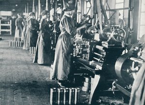 Meisjes munitiewerkers aan hun draaibanken in een Schotse fabriek, ca. 1914 door Unbekannt