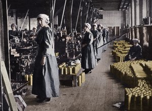 Meisjes in een munitiefabriek, 1915 door Unbekannt