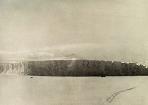 Gletsjer ten zuiden van Kaap Barne, met motor die op zee-ijs reist, ca. 1908 door Unbekannt