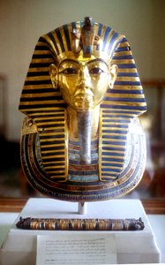 Gouden en lapis lazuli dodemasker van Toetanchamon, Koning van Egypte, midden 14e eeuw v.Chr.