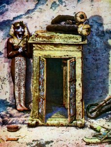 Gouden schrijn in de voorhal van het graf van Toetanchamon, Egypte, 1933-1934 door Unbekannt