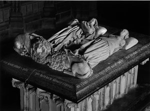 Gotische kunst: Gisants door Charles I van Bourbon (1401-1457) en Agnes van Bourgondië (1407-1476) gebeeldhouwd door Jacques Morel (1417-1459). 1448-1453. Kerk van Saint Pierre de Souvigny (Allier).