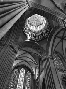 Gotische kunst: kruising van het transept en uitzicht op de lantaarn toren. 1250 Kathedraal Notre Dame de Coutances (Manche).