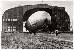 Graf Zeppelin bevestigd aan de mobiele anker mast, Lakehurst, New Jersey, VS, 1930, 1933