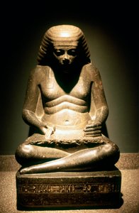 Granieten beeld van een zittende oude Egyptische schrijver, uit Karnak, 17e-18e dynastie, c1500 v.Chr. door Unbekannt