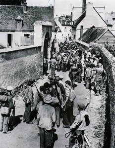 Groepen Franse verzetsstrijders wachten op de verdeling van wapens in een huis, juli 1944 door Unbekannt
