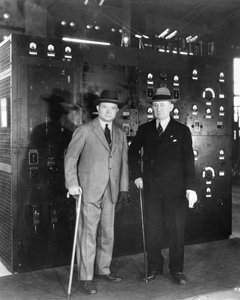 Guglielmo Marconi en David Sarnoff, 1933 door Unbekannt