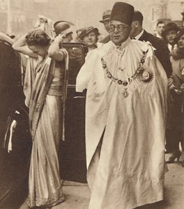 H.H. De Prins Aga Khan en de Begum Aga Khan, 12 mei 1937 door Unbekannt